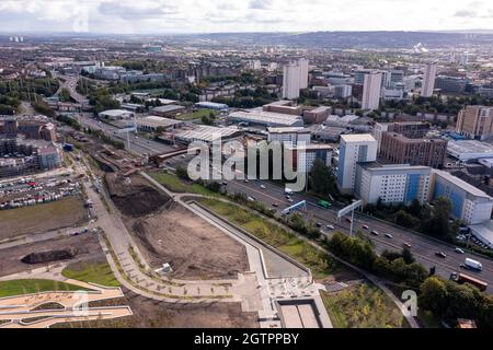 Glasgow, Écosse, Royaume-Uni. 29 septembre 2021 EN PHOTO : nouveau pont à Sighhill au-dessus de l'autoroute M8. Vue aérienne par drone de la région de Sighthill à Glasgow montrant le nouveau pont au-dessus de l'autoroute M8 qui rejoint le nord du centre-ville de l'est en passant par Charing Cross. La région de Sighthill voit un investissement de capitaux de 250 millions de livres sterling, avec de nouvelles zones de loisirs et de logements sociaux au nord de la ville. Vous trouverez également dans la région des centres de formation en rafting et en kayak, ainsi que des installations de formation en wakeboard. Crédit : Colin Fisher Banque D'Images