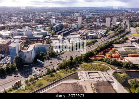 Glasgow, Écosse, Royaume-Uni. 29 septembre 2021 EN PHOTO : autoroute M8 et bloc d'hébergement pour étudiants de l'université de Strathclyde. Vue aérienne par drone de la région de Sighthill à Glasgow montrant le nouveau pont au-dessus de l'autoroute M8 qui rejoint le nord du centre-ville de l'est en passant par Charing Cross. La région de Sighthill voit un investissement de capitaux de 250 millions de livres sterling, avec de nouvelles zones de loisirs et de logements sociaux au nord de la ville. Vous trouverez également dans la région des centres de formation en rafting et en kayak, ainsi que des installations de formation en wakeboard. Crédit : Colin Fisher Banque D'Images