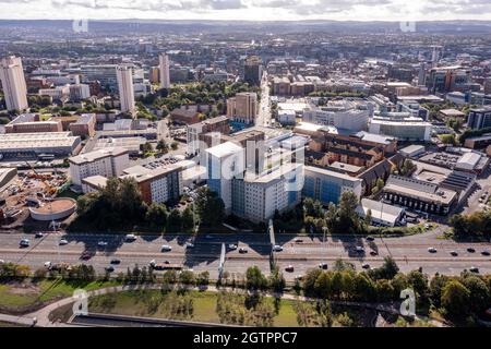 Glasgow, Écosse, Royaume-Uni. 29 septembre 2021 EN PHOTO : autoroute M8 et bloc d'hébergement pour étudiants de l'université de Strathclyde. Vue aérienne par drone de la région de Sighthill à Glasgow montrant le nouveau pont au-dessus de l'autoroute M8 qui rejoint le nord du centre-ville de l'est en passant par Charing Cross. La région de Sighthill voit un investissement de capitaux de 250 millions de livres sterling, avec de nouvelles zones de loisirs et de logements sociaux au nord de la ville. Vous trouverez également dans la région des centres de formation en rafting et en kayak, ainsi que des installations de formation en wakeboard. Crédit : Colin Fisher Banque D'Images