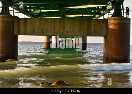 Pilier soutient sous le pont Mackinac, l'un des plus longs ponts au monde au-dessus du détroit de Mackinac, vagues de rupture, Mackinaw City, MI, États-Unis Banque D'Images