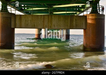 Pilier soutient sous le pont Mackinac, l'un des plus longs ponts au monde au-dessus du détroit de Mackinac, vagues de rupture, Mackinaw City, MI, États-Unis Banque D'Images