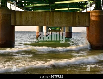 Pilier soutient sous le pont Mackinac, l'un des plus longs ponts au monde au-dessus du détroit de Mackinac, vagues de rupture, Mackinaw City, MI, États-Unis Banque D'Images