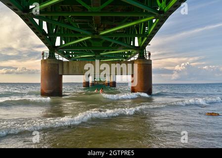 Pilier soutient sous le pont Mackinac, l'un des plus longs ponts au monde au-dessus du détroit de Mackinac, vagues de rupture, Mackinaw City, MI, États-Unis Banque D'Images