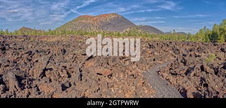 Panorama du volcan Sunset Crater depuis le sentier Lava Edge dans le champ de Bonito Lava à l'ouest du volcan. Monument national du volcan Sunset Crater i Banque D'Images