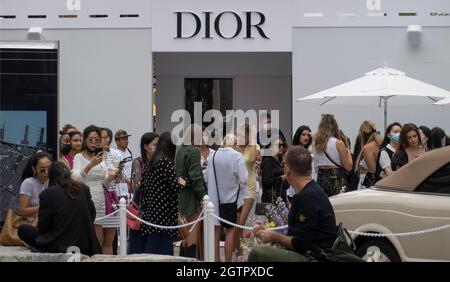 Les gens qui font la queue au magasin DIOR de Chelsea Manhattan, New York Banque D'Images