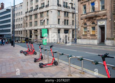 Location de scooter électrique VOI à Derby Square, dans le centre de Liverpool, Merseside Banque D'Images