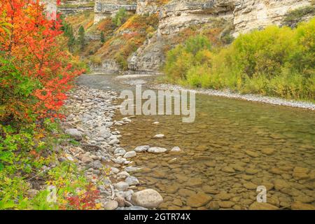 le canyon calcaire et les couleurs d'automne le long de belt creek dans le parc national de bidonville près de monarch, montana Banque D'Images