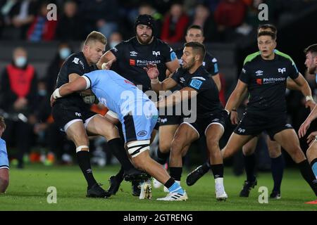 Swansea, Royaume-Uni. 02 octobre 2021. Gareth Anscombe des Ospreys (c) est attaqué et arrêté par Ellis Jenkins de Cardiff Rugby (r). United Rugby Championship, Ospreys v Cardiff Rugby au stade Swansea.com de Swansea, au sud du pays de Galles, le samedi 2 octobre 2021. photo par Andrew Orchard/Andrew Orchard sports Photography/Alay Live News crédit: Andrew Orchard sports Photography/Alay Live News Banque D'Images