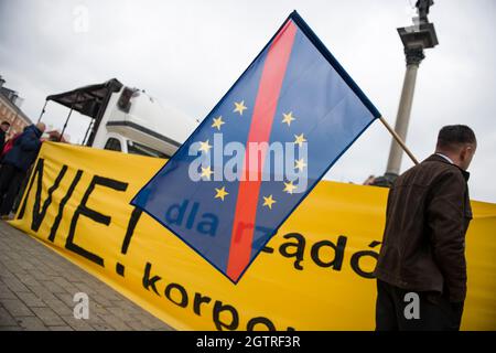 Varsovie, Pologne. 02 octobre 2021. Un manifestant détient un drapeau barré de l'Union européenne au cours de la manifestation.des centaines de personnes ont participé à la marche annuelle de la liberté et de la souveraineté sous le slogan 'Top Sanitary Separation' organisé par le parti politique nationaliste d'extrême-droite de la Confédération (Konfederacja). Les participants voulaient s'opposer à la ségrégation sanitaire, à la coercition des vaccins COVID-19. (Photo par Attila Husejnow/SOPA Images/Sipa USA) crédit: SIPA USA/Alay Live News Banque D'Images