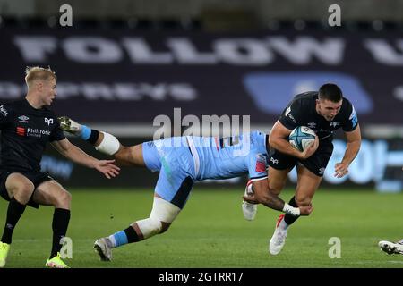 Swansea, Royaume-Uni. 02 octobre 2021. Owen Watkin de l'Osprey (r) est attaqué par Willis Halahola de Cardiff Rugby (l). United Rugby Championship, Ospreys v Cardiff Rugby au stade Swansea.com de Swansea, au sud du pays de Galles, le samedi 2 octobre 2021. photo par Andrew Orchard/Andrew Orchard sports Photography/Alay Live News crédit: Andrew Orchard sports Photography/Alay Live News Banque D'Images