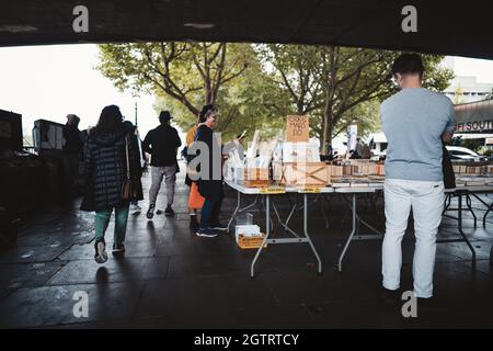 Southbank, Londres | Royaume-Uni - 2021.09.25 : recherche de livres à Southbank Center Book Market le jour nuageux de l'automne Banque D'Images