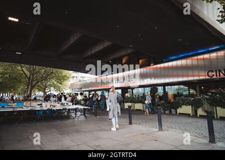 Southbank, Londres | Royaume-Uni - 2021.09.25 : recherche de livres à Southbank Center Book Market le jour nuageux de l'automne Banque D'Images