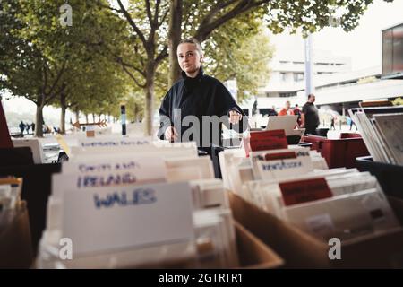 Southbank, Londres | Royaume-Uni - 2021.09.25 : recherche de livres à Southbank Center Book Market le jour nuageux de l'automne Banque D'Images