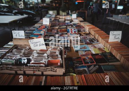 Southbank, Londres | Royaume-Uni - 2021.09.25 : recherche de livres à Southbank Center Book Market le jour nuageux de l'automne Banque D'Images