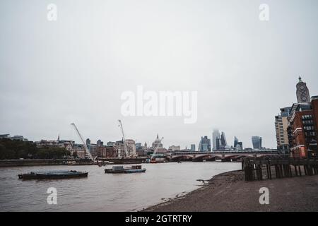 Southbank, Londres | Royaume-Uni - 2021.09.25 : le vew of the City et Thames Beach depuis Southbank par temps nuageux Banque D'Images