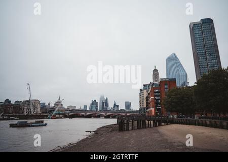 Southbank, Londres | Royaume-Uni - 2021.09.25 : le vew of the City et Thames Beach depuis Southbank par temps nuageux Banque D'Images