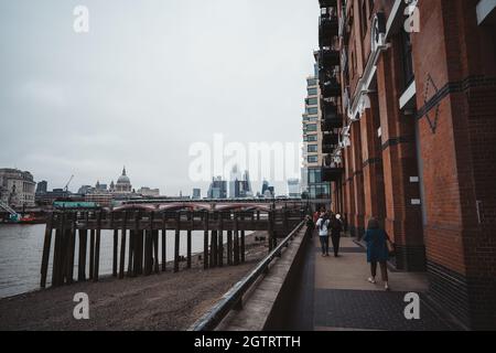 Southbank, Londres | Royaume-Uni - 2021.09.25 : le vew of the City et Thames Beach depuis Southbank par temps nuageux Banque D'Images