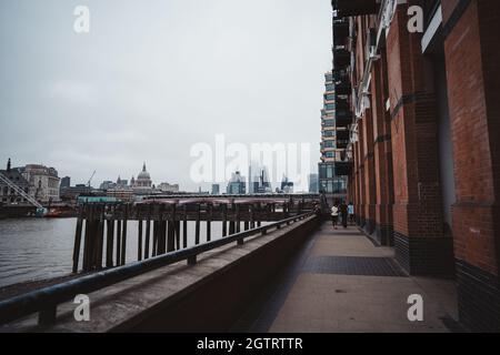 Southbank, Londres | Royaume-Uni - 2021.09.25 : le vew of the City et Thames Beach depuis Southbank par temps nuageux Banque D'Images