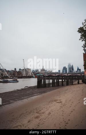 Southbank, Londres | Royaume-Uni - 2021.09.25 : le vew of the City et Thames Beach depuis Southbank par temps nuageux Banque D'Images