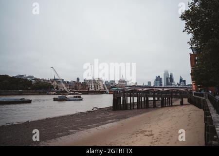 Southbank, Londres | Royaume-Uni - 2021.09.25 : le vew of the City et Thames Beach depuis Southbank par temps nuageux Banque D'Images