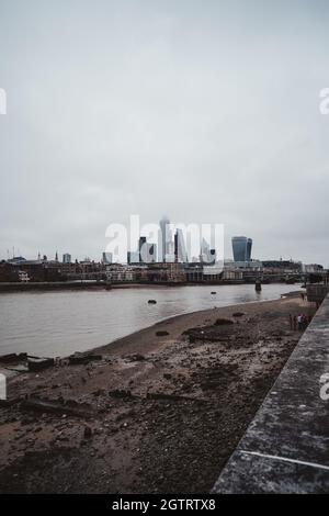 Southbank, Londres | Royaume-Uni - 2021.09.25 : le vew of the City et Thames Beach depuis Southbank par temps nuageux Banque D'Images