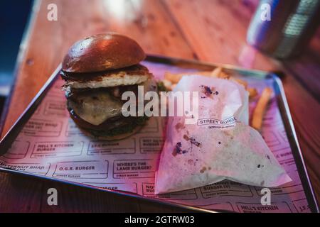 Southbank, Londres | Royaume-Uni - 2021.09.25 : Burger au restaurant Gordon Ramsay Street Burger Banque D'Images