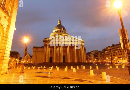 Le Panthéon la nuit des pluies. C'est un mausolée laïque , Paris, France. Banque D'Images