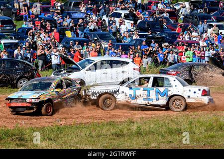 Norton, N.-B., Canada - le 11 septembre 2021 : derby de démolition amateur au circuit Redneck, à Norton NB. Une voiture s'empare dans la roue arrière d'une autre Banque D'Images