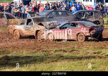 Norton, N.-B., Canada - le 11 septembre 2021 : derby de démolition amateur au circuit Redneck, à Norton NB. Une voiture et un camion s'écrasent. Banque D'Images