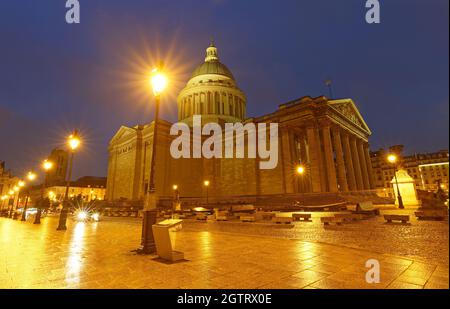 Le Panthéon la nuit des pluies. C'est un mausolée laïque , Paris, France. Banque D'Images