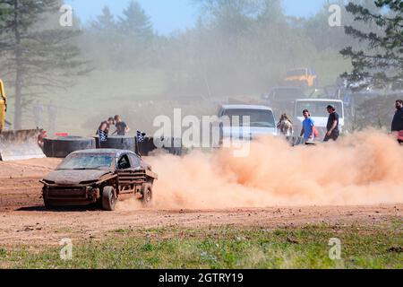 Norton, N.-B., Canada - 11 septembre 2021 : courses de piste de terre au circuit Redneck. Dust suit une course automobile sur la piste. Banque D'Images