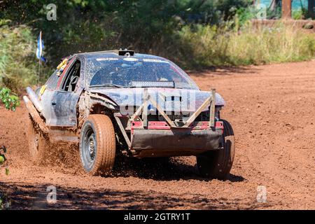 Norton, N.-B., Canada - 11 septembre 2021 : courses de piste de terre au circuit Redneck. De la boue humide est projetée par une voiture lorsqu'elle glisse autour de la piste. Banque D'Images