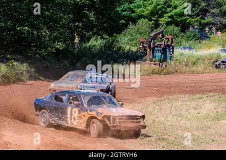 Norton, N.-B., Canada - 11 septembre 2021 : courses de piste de terre au circuit Redneck. Trois voitures glissent dans un coin à une extrémité de la piste. Banque D'Images