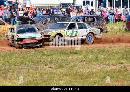 Norton, N.-B., Canada - le 11 septembre 2021 : derby de démolition amateur au circuit Redneck, à Norton NB. Une voiture se fracassent dans le côté d'une autre. Banque D'Images