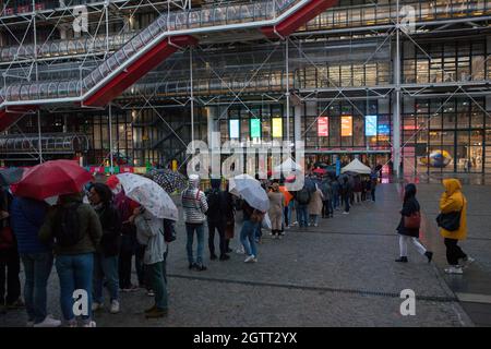 Paris, France, 2 octobre 2021 : la nuit Blanche annuelle à Paris, où les musées publics restent ouverts tard dans la nuit et ont une entrée gratuite, attire toujours une foule de passionnés d'art au Centre Georges Pompidou malgré les fortes pluies et les conditions orageuses. Pour les adultes, l'entrée dans tous les espaces publics tels que les musées et les restaurants nécessite un Pass sanitaire (Health Pass) comme preuve d'être vacciné deux fois pour être montré sur l'application TousAnticovid. À partir du jeudi 7 octobre, cette exigence sera étendue aux 17 à 12 ans. Anna Watson/Alay Live News Banque D'Images