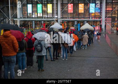 Paris, France, 2 octobre 2021 : la nuit Blanche annuelle à Paris, où les musées publics restent ouverts tard dans la nuit et ont une entrée gratuite, attire toujours une foule de passionnés d'art au Centre Georges Pompidou malgré les fortes pluies et les conditions orageuses. Pour les adultes, l'entrée dans tous les espaces publics tels que les musées et les restaurants nécessite un Pass sanitaire (Health Pass) comme preuve d'être vacciné deux fois pour être montré sur l'application TousAnticovid. À partir du jeudi 7 octobre, cette exigence sera étendue aux 17 à 12 ans. Anna Watson/Alay Live News Banque D'Images