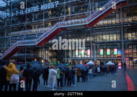 Paris, France, 2 octobre 2021 : la nuit Blanche annuelle à Paris, où les musées publics restent ouverts tard dans la nuit et ont une entrée gratuite, attire toujours une foule de passionnés d'art au Centre Georges Pompidou malgré les fortes pluies et les conditions orageuses. Pour les adultes, l'entrée dans tous les espaces publics tels que les musées et les restaurants nécessite un Pass sanitaire (Health Pass) comme preuve d'être vacciné deux fois pour être montré sur l'application TousAnticovid. À partir du jeudi 7 octobre, cette exigence sera étendue aux 17 à 12 ans. Anna Watson/Alay Live News Banque D'Images