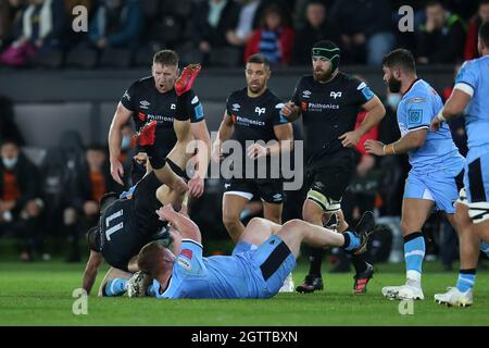 Swansea, Royaume-Uni. 02 octobre 2021. Luke Morgan des Ospreys (11) est bouleverser dans la première moitié. United Rugby Championship, Ospreys v Cardiff Rugby au stade Swansea.com de Swansea, au sud du pays de Galles, le samedi 2 octobre 2021. photo par Andrew Orchard/Andrew Orchard sports Photography/Alay Live News crédit: Andrew Orchard sports Photography/Alay Live News Banque D'Images