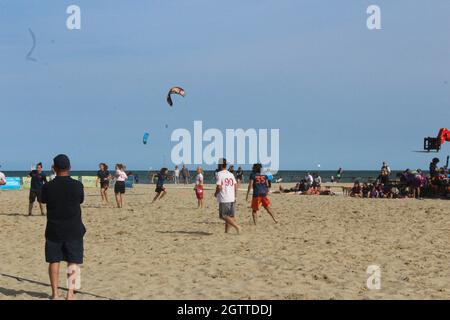 2 octobre 2021, Rimini, italia: Rimini (Italia), 02/10/2021 - MUNDIAL/FRISBEE/ITALIA - Campeonato Mundial Paganello 2021, o esporte do Frisbee esta sendo realizado Pela primeira vez no Outono, em Rimini, no norte da Italia, neste sabado 2, de outubro de 2021. O evento ocorre ate domingo (3), na praia de Marina Centro. O Campeonato Mundial de Paganello, o Beach Ultimate World Cup, ou o esporte do Frisbee, jogado na areia, que volta a Rimini. (Foto: Josi Donelli/TheNews2/Zumapress) (Credit image: © Josi Donelli/TheNEWS2 via ZUMA Press Wire) Banque D'Images