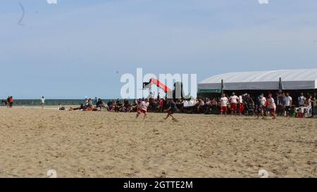 2 octobre 2021, Rimini, italia: Rimini (Italia), 02/10/2021 - MUNDIAL/FRISBEE/ITALIA - Campeonato Mundial Paganello 2021, o esporte do Frisbee esta sendo realizado Pela primeira vez no Outono, em Rimini, no norte da Italia, neste sabado 2, de outubro de 2021. O evento ocorre ate domingo (3), na praia de Marina Centro. O Campeonato Mundial de Paganello, o Beach Ultimate World Cup, ou o esporte do Frisbee, jogado na areia, que volta a Rimini. (Foto: Josi Donelli/TheNews2/Zumapress) (Credit image: © Josi Donelli/TheNEWS2 via ZUMA Press Wire) Banque D'Images