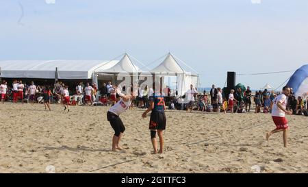 2 octobre 2021, Rimini, italia: Rimini (Italia), 02/10/2021 - MUNDIAL/FRISBEE/ITALIA - Campeonato Mundial Paganello 2021, o esporte do Frisbee esta sendo realizado Pela primeira vez no Outono, em Rimini, no norte da Italia, neste sabado 2, de outubro de 2021. O evento ocorre ate domingo (3), na praia de Marina Centro. O Campeonato Mundial de Paganello, o Beach Ultimate World Cup, ou o esporte do Frisbee, jogado na areia, que volta a Rimini. (Foto: Josi Donelli/TheNews2/Zumapress) (Credit image: © Josi Donelli/TheNEWS2 via ZUMA Press Wire) Banque D'Images