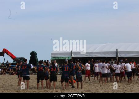 2 octobre 2021, Rimini, italia: Rimini (Italia), 02/10/2021 - MUNDIAL/FRISBEE/ITALIA - Campeonato Mundial Paganello 2021, o esporte do Frisbee esta sendo realizado Pela primeira vez no Outono, em Rimini, no norte da Italia, neste sabado 2, de outubro de 2021. O evento ocorre ate domingo (3), na praia de Marina Centro. O Campeonato Mundial de Paganello, o Beach Ultimate World Cup, ou o esporte do Frisbee, jogado na areia, que volta a Rimini. (Foto: Josi Donelli/TheNews2/Zumapress) (Credit image: © Josi Donelli/TheNEWS2 via ZUMA Press Wire) Banque D'Images