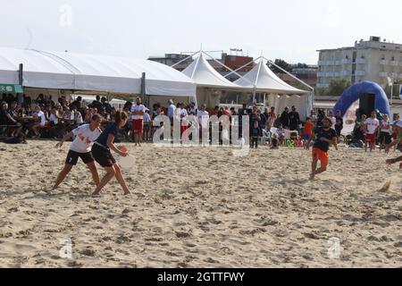 2 octobre 2021, Rimini, italia: Rimini (Italia), 02/10/2021 - MUNDIAL/FRISBEE/ITALIA - Campeonato Mundial Paganello 2021, o esporte do Frisbee esta sendo realizado Pela primeira vez no Outono, em Rimini, no norte da Italia, neste sabado 2, de outubro de 2021. O evento ocorre ate domingo (3), na praia de Marina Centro. O Campeonato Mundial de Paganello, o Beach Ultimate World Cup, ou o esporte do Frisbee, jogado na areia, que volta a Rimini. (Foto: Josi Donelli/TheNews2/Zumapress) (Credit image: © Josi Donelli/TheNEWS2 via ZUMA Press Wire) Banque D'Images