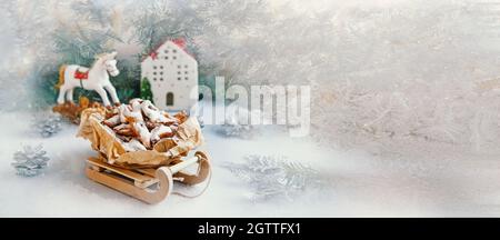 Décoration de Noël avec traîneau en bois antique. Petits gâteaux faits maison fraîchement cuits brosswood en forme d'arbre de Noël avec des décorations colorées o Banque D'Images