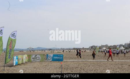 2 octobre 2021, Rimini, italia: Rimini (Italia), 02/10/2021 - MUNDIAL/FRISBEE/ITALIA - Campeonato Mundial Paganello 2021, o esporte do Frisbee esta sendo realizado Pela primeira vez no Outono, em Rimini, no norte da Italia, neste sabado 2, de outubro de 2021. O evento ocorre ate domingo (3), na praia de Marina Centro. O Campeonato Mundial de Paganello, o Beach Ultimate World Cup, ou o esporte do Frisbee, jogado na areia, que volta a Rimini. (Foto: Josi Donelli/TheNews2/Zumapress) (Credit image: © Josi Donelli/TheNEWS2 via ZUMA Press Wire) Banque D'Images