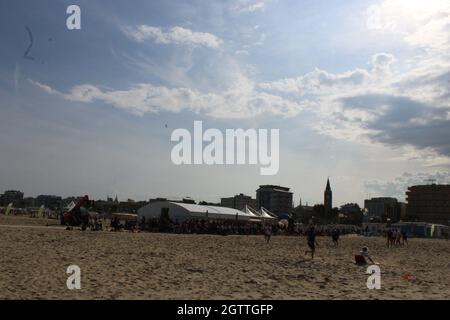 2 octobre 2021, Rimini, italia: Rimini (Italia), 02/10/2021 - MUNDIAL/FRISBEE/ITALIA - Campeonato Mundial Paganello 2021, o esporte do Frisbee esta sendo realizado Pela primeira vez no Outono, em Rimini, no norte da Italia, neste sabado 2, de outubro de 2021. O evento ocorre ate domingo (3), na praia de Marina Centro. O Campeonato Mundial de Paganello, o Beach Ultimate World Cup, ou o esporte do Frisbee, jogado na areia, que volta a Rimini. (Foto: Josi Donelli/TheNews2/Zumapress) (Credit image: © Josi Donelli/TheNEWS2 via ZUMA Press Wire) Banque D'Images