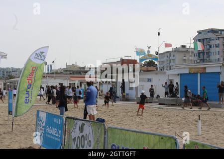 2 octobre 2021, Rimini, italia: Rimini (Italia), 02/10/2021 - MUNDIAL/FRISBEE/ITALIA - Campeonato Mundial Paganello 2021, o esporte do Frisbee esta sendo realizado Pela primeira vez no Outono, em Rimini, no norte da Italia, neste sabado 2, de outubro de 2021. O evento ocorre ate domingo (3), na praia de Marina Centro. O Campeonato Mundial de Paganello, o Beach Ultimate World Cup, ou o esporte do Frisbee, jogado na areia, que volta a Rimini. (Foto: Josi Donelli/TheNews2/Zumapress) (Credit image: © Josi Donelli/TheNEWS2 via ZUMA Press Wire) Banque D'Images