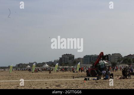 2 octobre 2021, Rimini, italia: Rimini (Italia), 02/10/2021 - MUNDIAL/FRISBEE/ITALIA - Campeonato Mundial Paganello 2021, o esporte do Frisbee esta sendo realizado Pela primeira vez no Outono, em Rimini, no norte da Italia, neste sabado 2, de outubro de 2021. O evento ocorre ate domingo (3), na praia de Marina Centro. O Campeonato Mundial de Paganello, o Beach Ultimate World Cup, ou o esporte do Frisbee, jogado na areia, que volta a Rimini. (Foto: Josi Donelli/TheNews2/Zumapress) (Credit image: © Josi Donelli/TheNEWS2 via ZUMA Press Wire) Banque D'Images