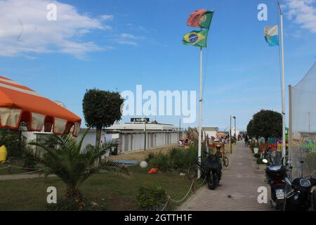 2 octobre 2021, Rimini, italia: Rimini (Italia), 02/10/2021 - MUNDIAL/FRISBEE/ITALIA - Campeonato Mundial Paganello 2021, o esporte do Frisbee esta sendo realizado Pela primeira vez no Outono, em Rimini, no norte da Italia, neste sabado 2, de outubro de 2021. O evento ocorre ate domingo (3), na praia de Marina Centro. O Campeonato Mundial de Paganello, o Beach Ultimate World Cup, ou o esporte do Frisbee, jogado na areia, que volta a Rimini. (Foto: Josi Donelli/TheNews2/Zumapress) (Credit image: © Josi Donelli/TheNEWS2 via ZUMA Press Wire) Banque D'Images