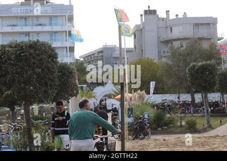 2 octobre 2021, Rimini, italia: Rimini (Italia), 02/10/2021 - MUNDIAL/FRISBEE/ITALIA - Campeonato Mundial Paganello 2021, o esporte do Frisbee esta sendo realizado Pela primeira vez no Outono, em Rimini, no norte da Italia, neste sabado 2, de outubro de 2021. O evento ocorre ate domingo (3), na praia de Marina Centro. O Campeonato Mundial de Paganello, o Beach Ultimate World Cup, ou o esporte do Frisbee, jogado na areia, que volta a Rimini. (Foto: Josi Donelli/TheNews2/Zumapress) (Credit image: © Josi Donelli/TheNEWS2 via ZUMA Press Wire) Banque D'Images